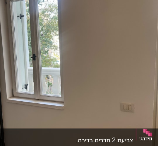 קיר צבוע ליד חלון עם נוף חיצוני